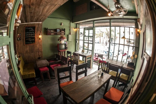 Analog thu hút bởi vẻmộc mạc bình dị và có nét xưa cũ. Ảnh:Analog Cafe 2-Analog_1409476500.jpg