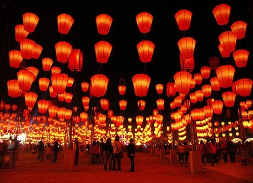 Tại Nhật, ngày Tết Trung thu là ngày người dân vừa thưởng trăng, vừa uống trà và trò chuyện dưới mái hiên nhà. 1-4178-1409976036.jpg