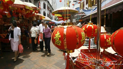 Khu phố Tàu ở Singapore thường bày bán nhiều đồ trang trí dành cho Tết Trung Thu. 7-2806-1409976036.jpg