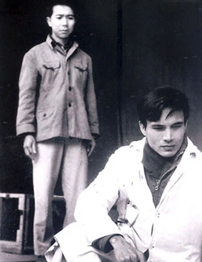 Quang Thái (ngồi) và Doãn Châu trong vở “Đôi mắt” hơn 40 năm về trước (1972).