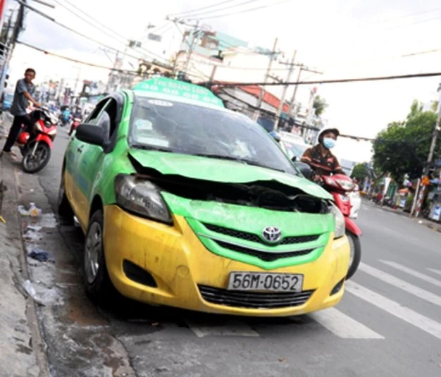 Chiếc taxi bị nạn -Ảnh : Nguyễn Quang Chiếc taxi bị nạn -Ảnh : Nguyễn Quang