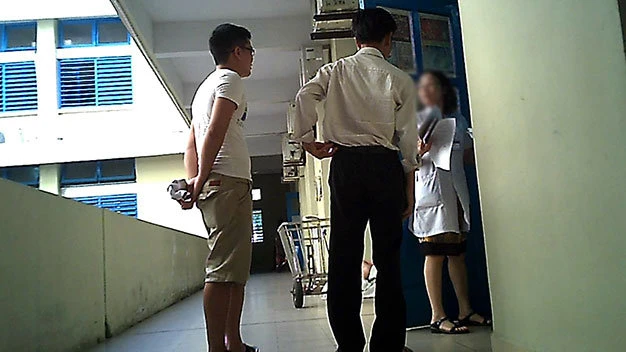 Công (bìa trái - 24 tuổi, quê Bình Dương, chờ bán thận) được đường dây buôn thận thu nạp làm “đệ tử”, thường vào Bệnh viện Trung ương Huế làm giấy tờ và đưa đón người bán, mua thận - Ảnh: H.Lộc - Đ.Phú Công (bìa trái - 24 tuổi, quê Bình Dương, chờ bán thận) được đường dây buôn thận thu nạp làm “đệ tử”, thường vào Bệnh viện Trung ương Huế làm giấy tờ và đưa đón người bán, mua thận - Ảnh: H.Lộc - Đ.Phú