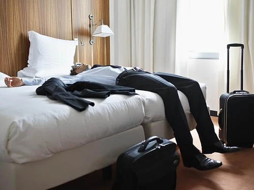 Nhiều người khi được hỏi cho biết họ sẽ thật sự sợ hãi nếu tỉnh dậy và thấy đang nằm cạnh một người đàn ông lạ mặt trong phòng khách sạn của chính mình. Ảnh:News. 3-6997-1410255082.jpg