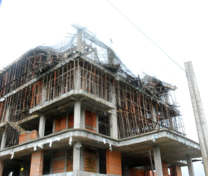 Phần bê tông đang đổ của công trình nhà hàng tiệc cưới Tân Khải Hoàn bị sập xuống sáng nay - Ảnh: B.D Phần bê tông đang được đổ dở của công trình nhà hàng tiệc cưới Tân Khải Hoàn bị sập xuống sáng nay - Ảnh: B.D