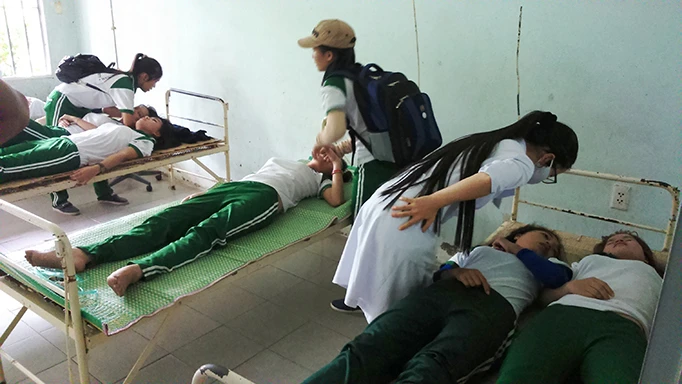Các nữ sinh viên trường ĐH Quảng Nam đang được điều trị tại khoa Nội tổng hợp-Bệnh viện Đa khoa Quảng Nam - Ảnh: Đ.Cường Các nữ sinh viên trường ĐH Quảng Nam đang được điều trị tại khoa Nội tổng hợp-Bệnh viện Đa khoa Quảng Nam - Ảnh: Đ.Cường