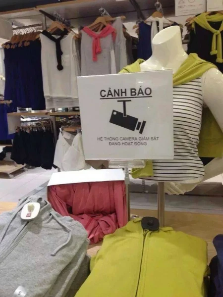 Bảng báo nhắc nhở không nên trộm cắp bằng tiếng Việtở một cửa hàng nước ngoài. Ảnh: Phan Toản. 10525644-812199702143682-19231-6898-8574