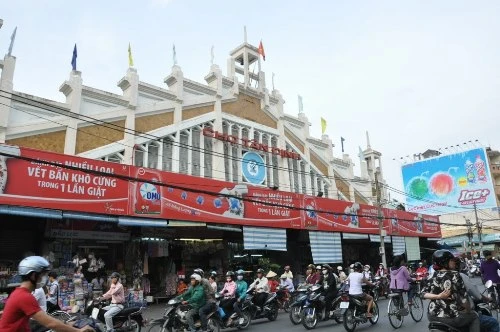 Chợ Tân Định được xem là “chợ nhà giàu” bởi giá cả đắt hơn so với các chợ khác cùng mặt hàng. Ảnh:Panoramio. 3-6287-1410488245.jpg