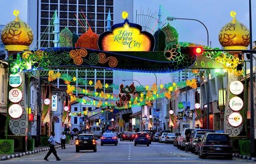 Tháng 10 bắt đầu với lễ Hari Raya Haji là cuộc hành hương và cầu nguyện lớn của người Malaysia theo đạo Hồi tại đây. Gõ caption vào đây