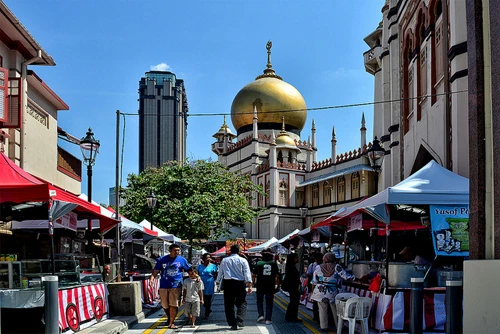 Đặc biệt, chợ phiên ở khu Kampong Glam là cơ hội để bạn sắm đồ thủ công tinh xảo và thưởng thức nền ẩm thực phong phú. Gõ caption vào đây