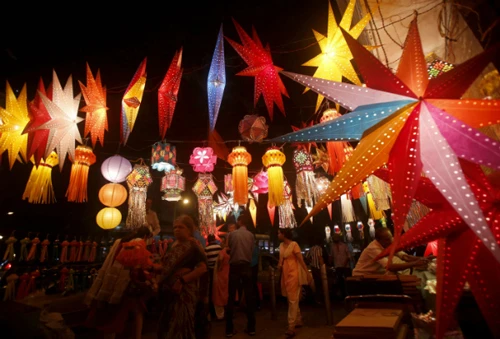 “Sự kỳ diệu của ánh sáng” là ý nghĩa của lễ hội Deepavali (hoặc Hindu Diwali) trong cộng đồng người Ấn Độ. Gõ caption vào đây