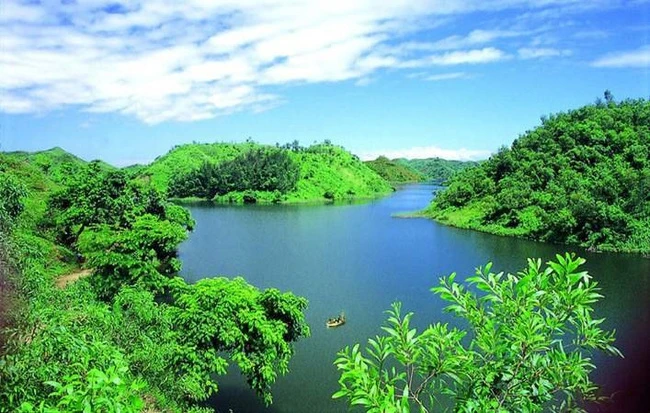 Hồ Perucac: Đây cũng là kết quả của quá trình xây đập thủy điện trên dòng sông Drina tại Serbia.