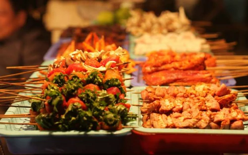 Những xiên đồ nướng hấp dẫn trên hè phố Sa Pa.Ảnh:Sapasky image005-2004-1409915119.jpg
