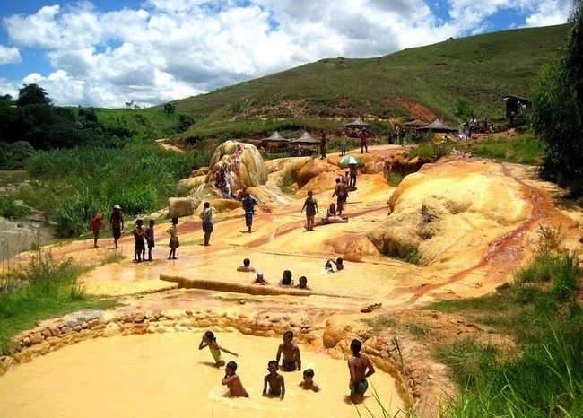 Hồ Perucac: Đây cũng là kết quả của quá trình xây đập thủy điện trên dòng sông Drina tại Serbia.