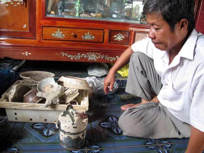 Ngư dân Tư Lành (xã Bình Châu, huyện Bình Sơn, Quảng Ngãi) bên một số hiện vật trục vớt được từ vùng biển Cù Lao Chàm tháng 9-2012 - Ảnh: Thái Lộc Ngư dân Tư Lành (xã Bình Châu, huyện Bình Sơn, Quảng Ngãi) bên một số hiện vật trục vớt được từ vùng biển Cù Lao Chàm tháng 9-2012 - Ảnh: Thái Lộc
