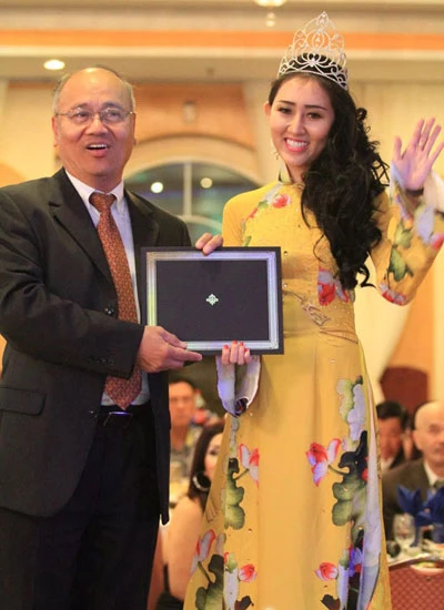Ngài Thị trưởng thành phố Milpitas ( Mayor of Milpitas - Jose Esteves) trao tặng giải Hoa Hậu Cộng Đồng tại Mỹ cho Huỳnh Thuý Anh.