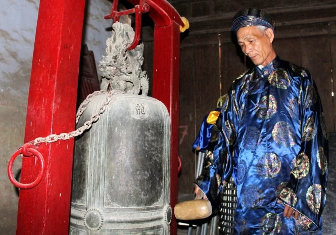 Xích chuông để chống trộm cắp tại đình làng Kim Long, TP Huế, và cũng là hình ảnh phổ biến ở nhiều đình chùa hiện nay - Ảnh: Ngọc Dương Xích chuông để chống trộm cắp tại đình làng Kim Long, TP Huế, và cũng là hình ảnh phổ biến ở nhiều đình chùa hiện nay - Ảnh: Ngọc Dương