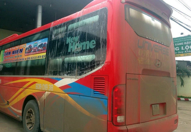 Xe của Công ty TNHH Tân Niên bị ném đá vỡ kính, phải dùng băng keo dán tạm để chạy tiếp - Ảnh do nhà xe cung cấp Xe của Công ty TNHH Tân Niên bị ném đá vỡ kính, phải dùng băng keo dán tạm để chạy tiếp - Ảnh do nhà xe cung cấp