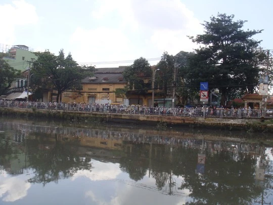 Rất đông người dân đứng bên đường Bến Bình Đông (phường 13, quận 8) xem nhân viên Cứu nạn - Cứu hộ mò tìm xác người.