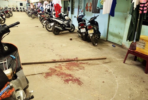 Máu loang ở cửa dãy nhà trọ của hai nạn nhân. Ảnh:An Nhơn Vũng máu ngay cửa dãy nhà trọ là nơi hai anh em bị truy sát gục xuống. Ảnh: An Nhơn