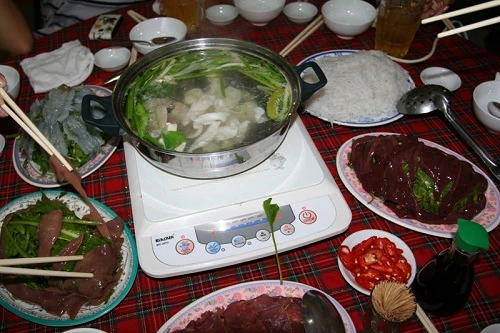Tả pí lù gồm rau sống, bún, cá hoặc thịt heo thái mỏng, thường được ăn vào những ngày mưa lâm râm, gia đình quây quần ấm áp bên nồi nước xương cá hầm bốc khói nghi ngút. Ảnh:vnvina anh-1-4407-1410192461.jpg