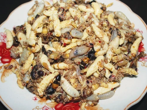 Nhộng ong có thể nấu chè hoặc xào. Ảnh:dulichchao anh-3-3376-1410192461.jpg