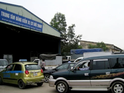 2 giám đốc và 1 phó giám đốc trung tâm đăng kiểm mất chức vì để xảy ra tiêu cực kéo dài tại Trung tâm đăng kiểm xe cơ giới 29-06V - Ảnh: Báo GTVT