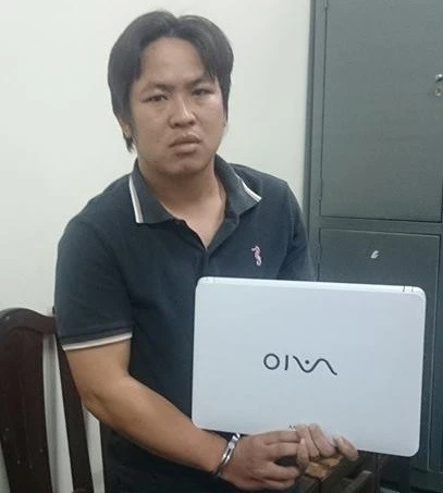 Phòng cùng chiếc máy tính trộm cắp được của bạn gái. Phòng