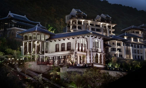 InterContinental Danang Sun Peninsula Resort tọa lạc tại bán đảo Sơn Trà, với không gian đẹp và tầm nhìn hướng ra biển Đông. Là đại diện Việt Nam tranh tài tại hạng mục này, InterContinental Danang Sun Peninsula Resort được bình chọn bởi hàng loạt dịch vụ và tiện ích như nhà hàng La Maison 1888 (từng được tạp chí The New York Post bình chọn là một trong 4 nhà hàng đẹp nhất thế giới).