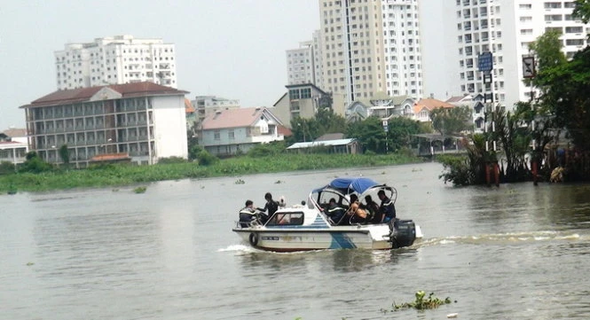 Ca nô lực lượng chức năng tìm kiếm trên sông - Ảnh: Hải Hiếu Ca nô tìm đưa lực lượng chức năng tìm kiếm trên sông (ảnh Hải Hiếu)
