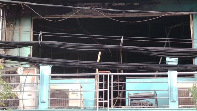 Không gây thiệt hại về người nhưng hỏa hoạn đã thiêu rụi toàn bộ hàng hoá trên lầu của siêu thị, cả khu vực mất điện. Siêu thị sát chung cư bốc cháy lúc sáng sớm