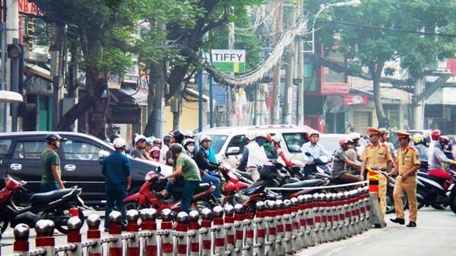 Đường Hoàng Diệu bị phong toả từ giao lộ Đoàn Văn Bơ đến đường Vĩnh Khánh. Lúc này gần đến giờ cao điểm sáng nên giao thông khá hỗn loạn. Siêu thị sát chung cư bốc cháy lúc sáng sớm