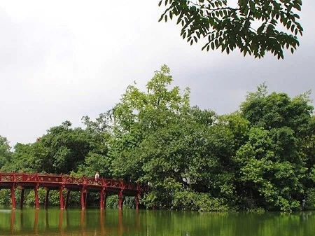 Hình ảnh Việt Nam đẹp bình dị qua ống kính du khách nước ngoài ảnh 24 Cầu Thê Húc ở Hà Nội.