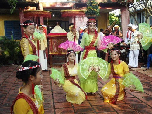 Những điệu múa truyền thống được thiếu nữ Chăm mang đến cho người xem đầy sức mê hoặc. Ảnh:Văn Trãi 2-JPG_1413889524.jpg