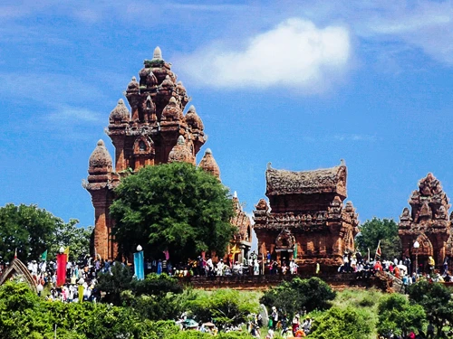 Tháp Po Klaong Garai luôn là nơi hành hương của người Chăm trong dịp lễ hội Kate. Ảnh:Văn Trãi 3-4503-1413889477.jpg
