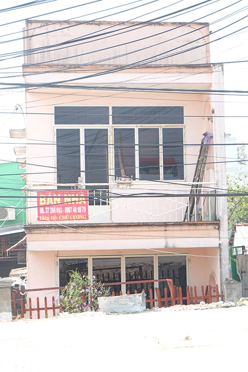 Chùm ảnh: Nhà nghiêng xuất hiện trên đường Phạm Văn Đồng ảnh 4 Chùm ảnh: Nhà nghiêng xuất hiện trên đường Phạm Văn Đồng ảnh 4