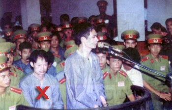 Khánh trắng (dấu X) vẫn rất bình tĩnh trước phiên toà