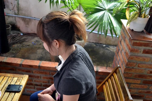 Chị Lan kể lại sự việc. Ảnh:T.H anh-2426-1414393677.jpg