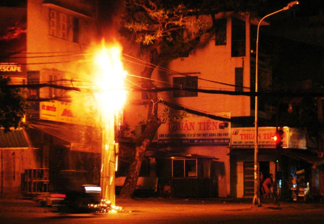 Cột điện phát cháy đáng sợ lúc 23g42 đêm 28-10 - Ảnh: M.C