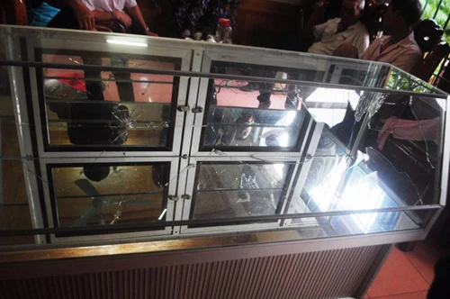 Gian trưng bày vàng rộng chừng 30 m2nằm ở tầng 1 căn nhà 4 tầng (gồm cả tầng hầm). Tại đây có 4 tủ kính trưng bày vàng ta và tây.Ảnh:Tĩnh Gia. tu-kinh-bi-dap-7145-1414505575.jpg