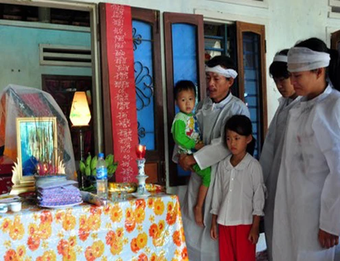 Chị Hạnh mất đi để lại 4 con nhỏ và chồng mắc bệnh tim. Ảnh:Trí Tín. 29-10-Anh-3-Heo-rung-tan-cong-7056-14145