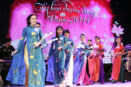 Ket Ke Son (SBD 21)&nbsp;trong top 15 các thí sinh đẹp nhất ĐH Dược