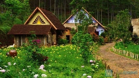 Ngôi làng nhỏ xinh ẩn mình giữa núi rừng cao nguyên