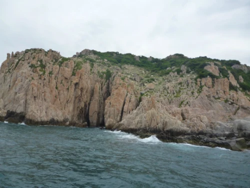 Bãi Đá Vách hoang sơ và quyến rũ. Ảnh:Xuân Lộc 1-JPG-2629-1415187794.jpg
