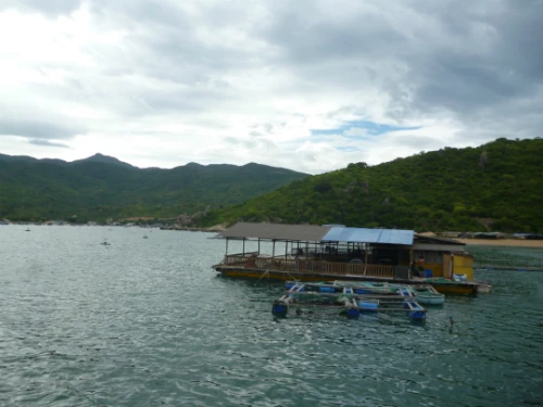 Bãi tắm hoang sơ với làn nước biển trong xanh cùng với bờ cát trắng trải dài. Ảnh:Xuân Lộc 3-JPG-4877-1415187795.jpg