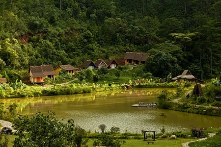 &nbsp;Du khách đi qua cầu treo vào làng Cù Lần