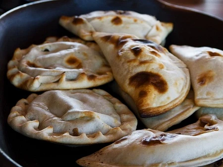 Bánh giòn empanada nhân thịt, pho mát, rau ở Santiago, Chile.