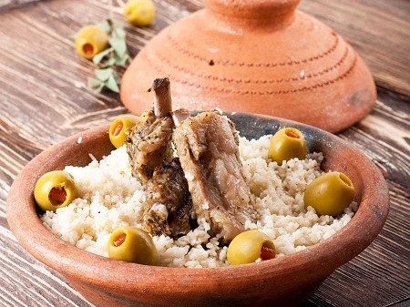 Cơm niêu sườn cừu, nho khô, và quả hạnh của Morocco.