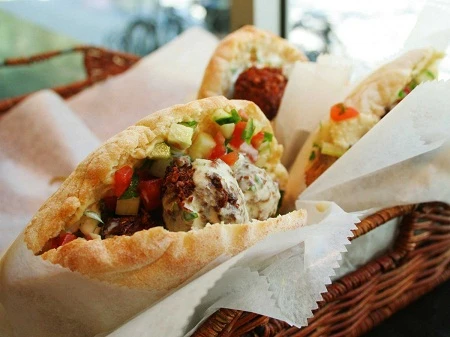 Bánh kẹp bột đậu chiên giòn ăn kèm với các loại rau củ ở Amman, Jordan.