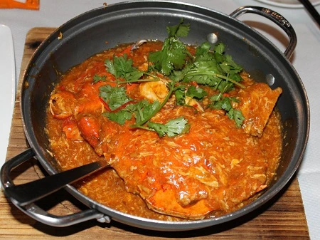 Xốt cua chua ngọt ăn kèm với bánh bao chay ở Singapore.