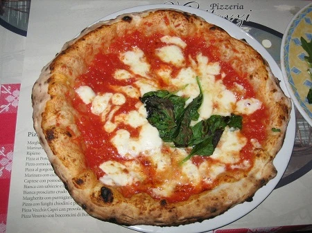 Pizza ở Naples, Ý.